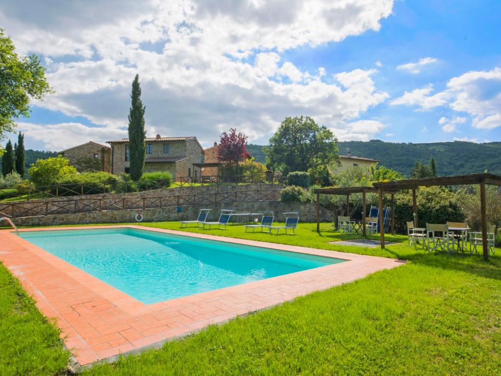 una piscina en el patio de una casa en Holiday Home I Lecci by Interhome, en Lucolena in Chianti