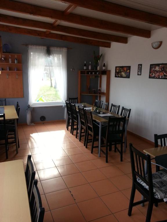 Restoran või mõni muu söögikoht majutusasutuses Marina Týnec n. L. - Kemp