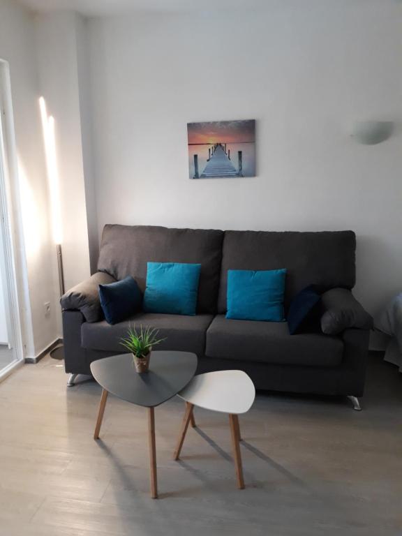 een woonkamer met een bank en een tafel bij Loft San Juan Beach in Alicante