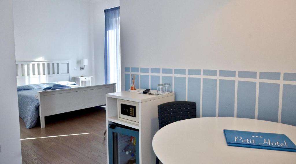 Postel nebo postele na pokoji v ubytování Petit Hotel