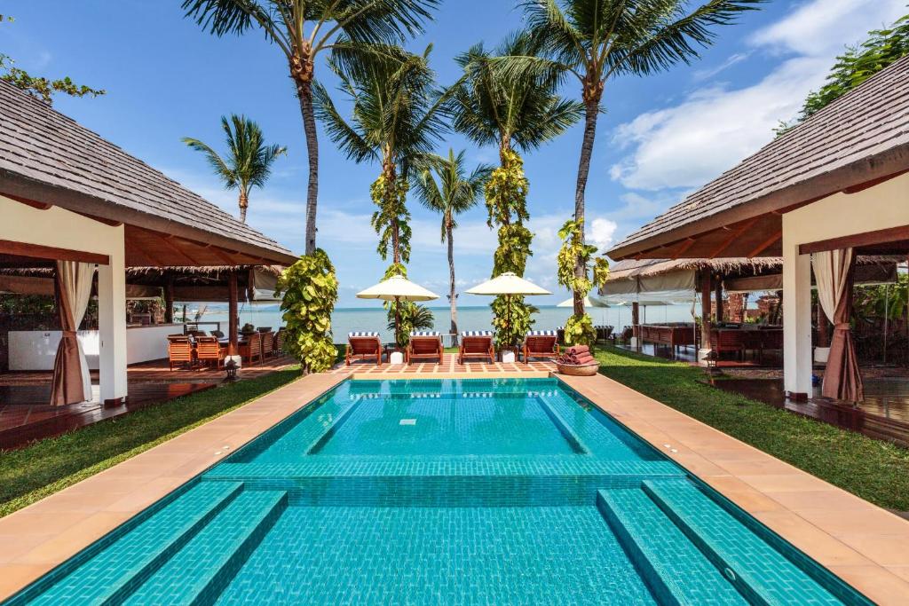 an infinity pool at a resort with palm trees at Baan Mika in Bophut 