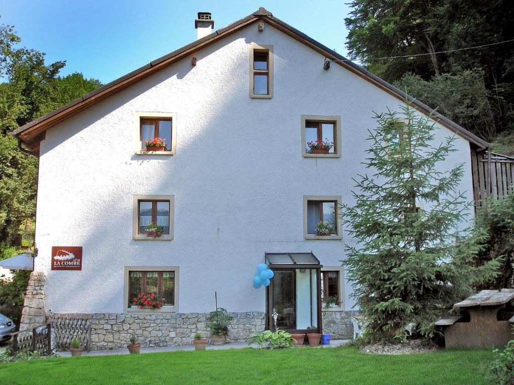 Ein weißes Haus mit Luftballons davor. in der Unterkunft Apartment Les Galets by Interhome in Ocourt