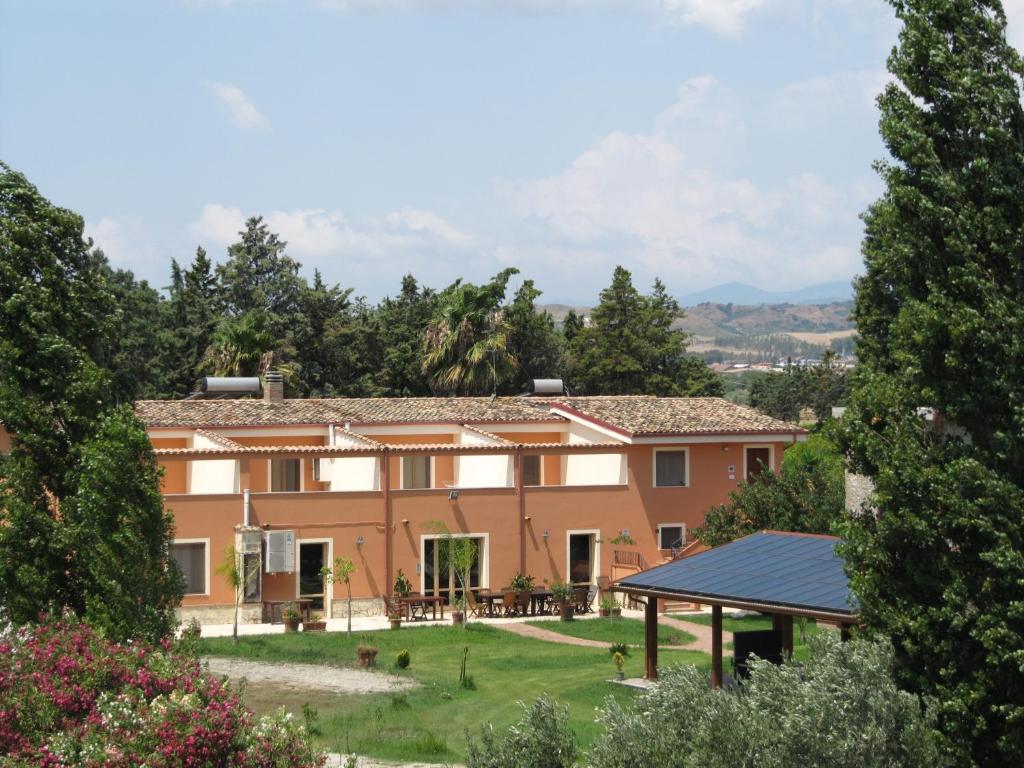 ein großes Haus mit einem Garten und einem Pavillon in der Unterkunft Agriturismo Torre Del Golfo in Cropani