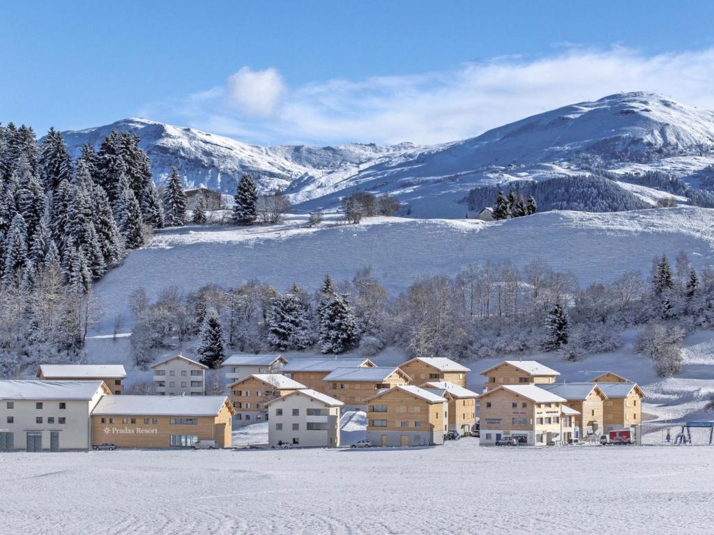 ブリゲルにあるApartment Pradas Resort - 2-5 Zimmer Premium by Interhomeの雪山の町