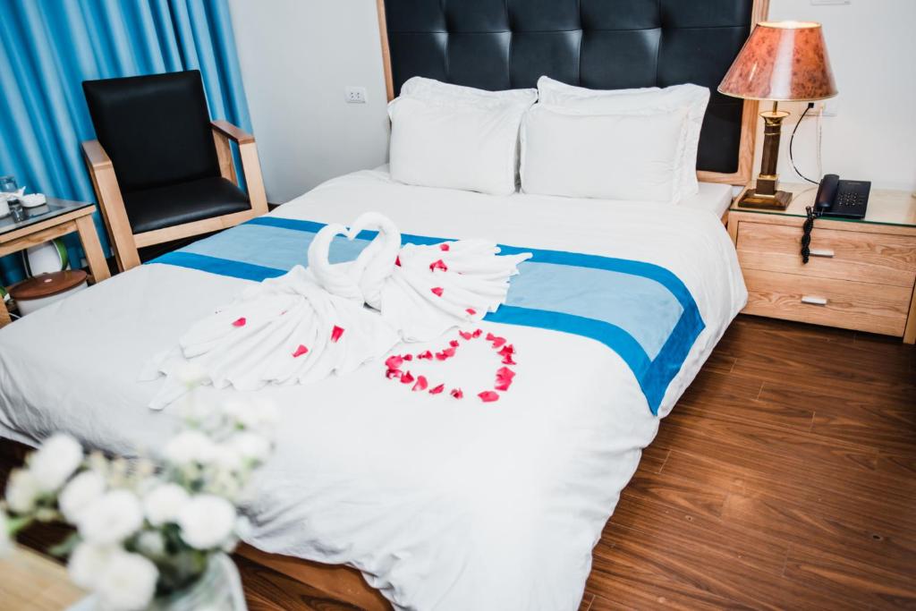Postel nebo postele na pokoji v ubytování Hotel Royal