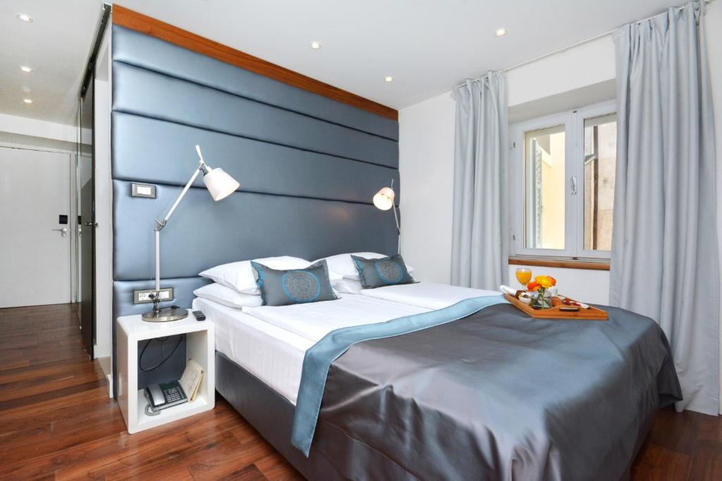 Postel nebo postele na pokoji v ubytování Jupiter Heritage Hotel