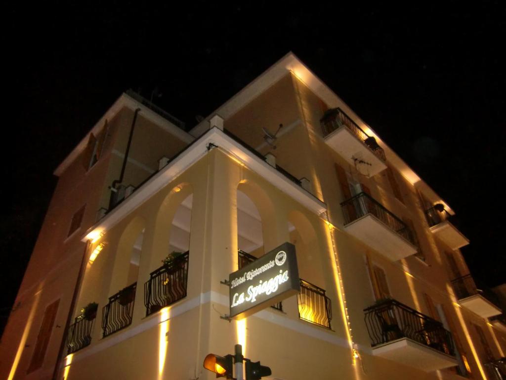 El edificio en el que está el hotel