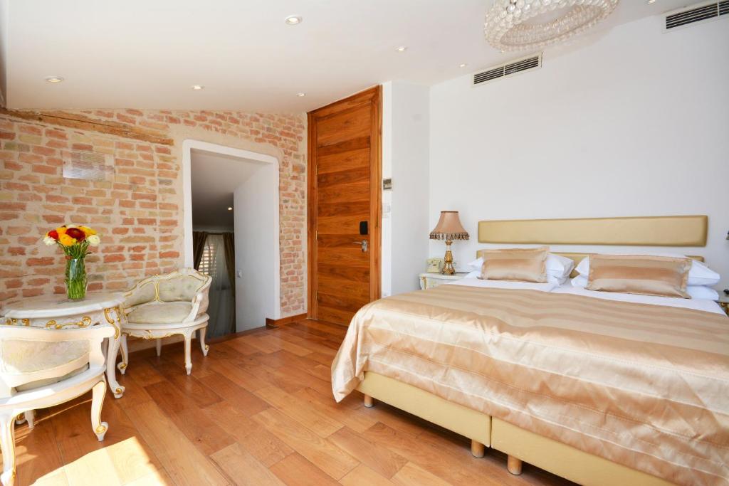 Postel nebo postele na pokoji v ubytování Jupiter Heritage Hotel