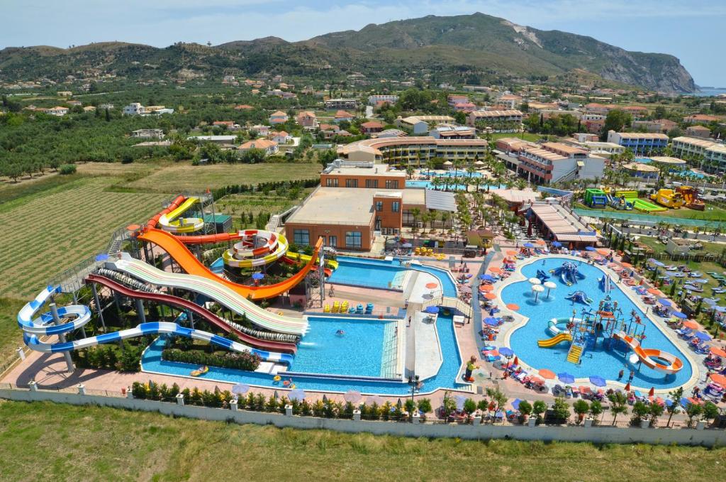 uma vista superior de um parque de diversões com um parque aquático em Caretta Beach Resort & WaterPark em Kalamaki