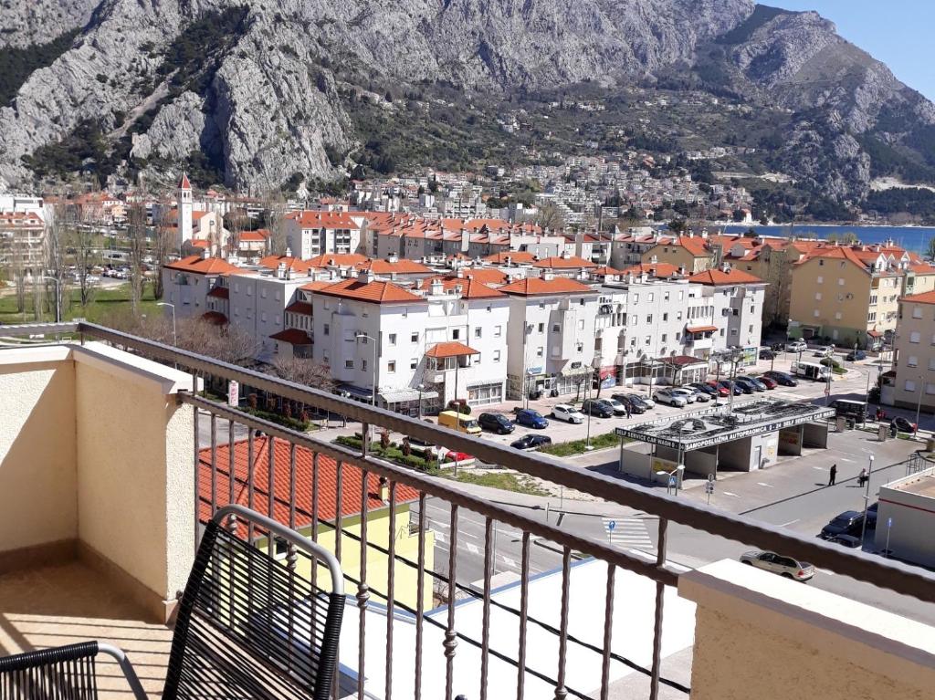een balkon met uitzicht op de stad bij Apartment Zdravko - with parking in Omiš