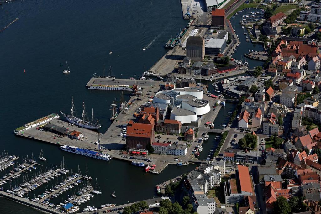 Nespecifikovaný výhled na destinaci Stralsund nebo výhled na město při pohledu z hotelu