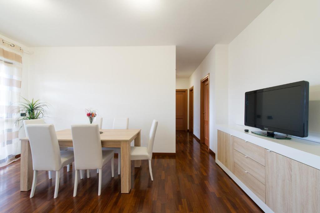 Telewizja i/lub zestaw kina domowego w obiekcie Domus al Parco Guest House