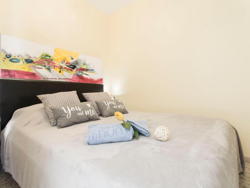 A bed or beds in a room at Apartment Canigó by Interhome