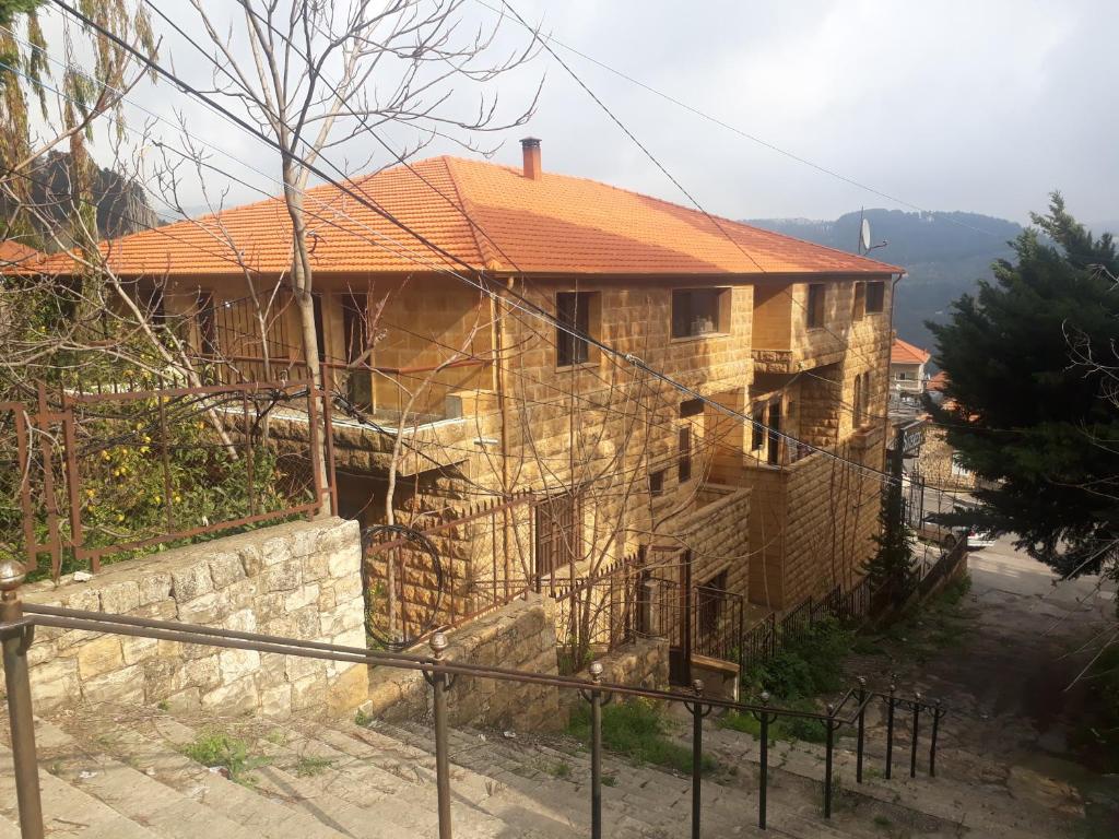 ein Haus im Bau mit einem Zaun um ihn herum in der Unterkunft Suiteness Deir el qamar in Dayr al Qamar