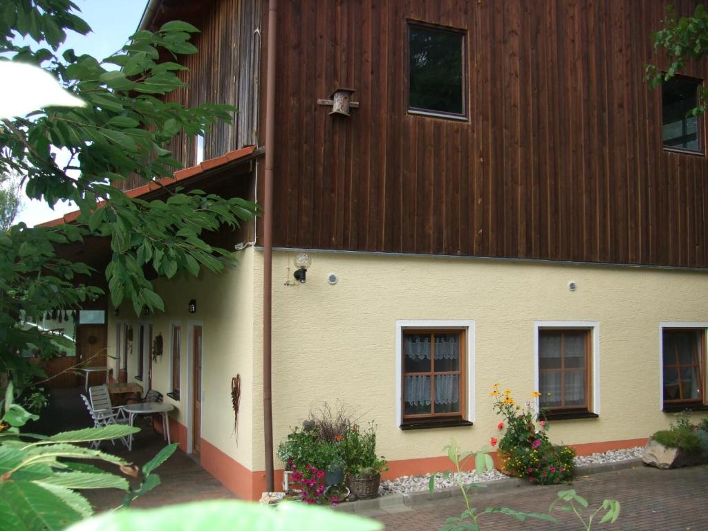 einen seitlichen Blick auf ein Haus mit einem Gebäude in der Unterkunft Moierhof in Treffelstein