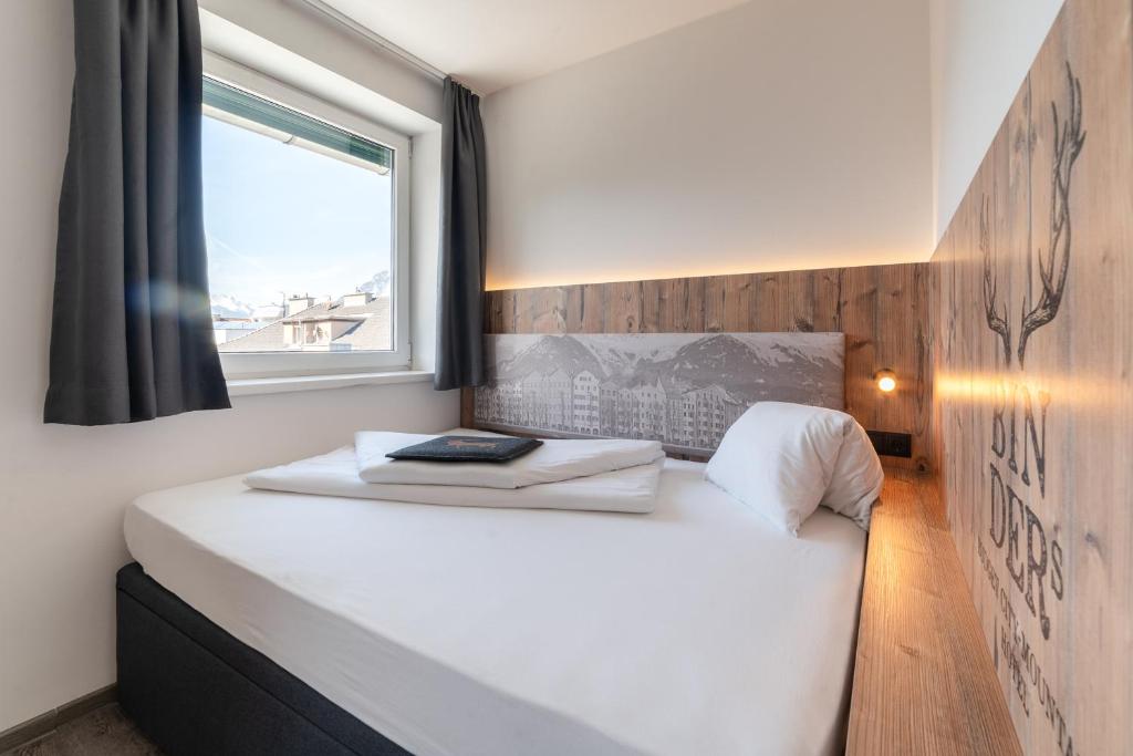 Postel nebo postele na pokoji v ubytování BinderS Budget City-Mountain Hotel