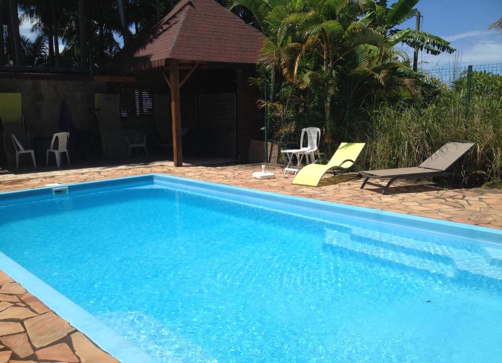 Bazén v ubytování Les Bungalows les Vanilliers, Sud Sauvage avec piscine nebo v jeho okolí