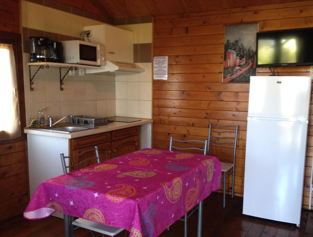 Kuchyň nebo kuchyňský kout v ubytování Les Bungalows les Vanilliers, Sud Sauvage avec piscine