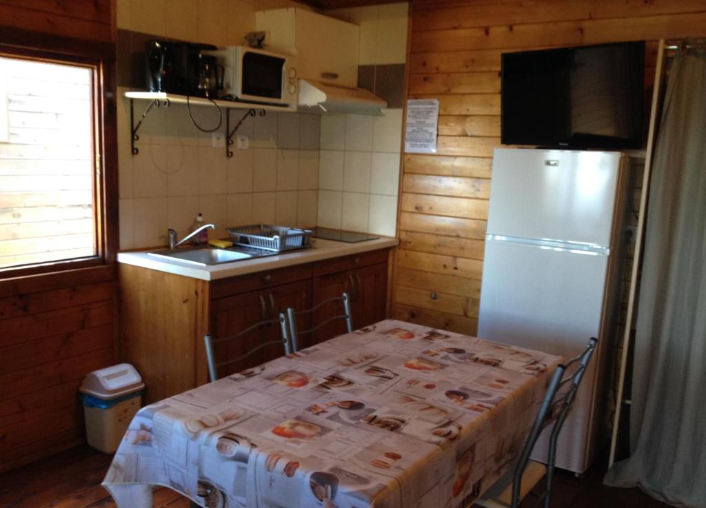 Kuchyň nebo kuchyňský kout v ubytování Les Bungalows les Vanilliers, Sud Sauvage avec piscine