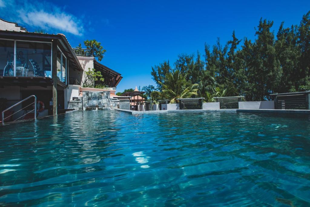 Bazén v ubytování Aanari Hotel & Spa- Mauritius nebo v jeho okolí