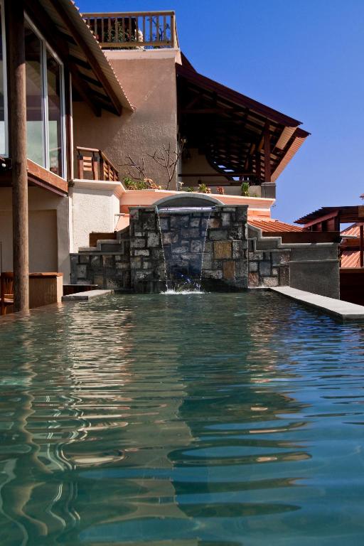 Bazén v ubytování Aanari Hotel & Spa- Mauritius nebo v jeho okolí