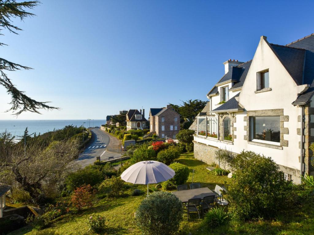 エルキにあるBeautiful holiday home with sea view in Erquyの海の前の傘を持つ家