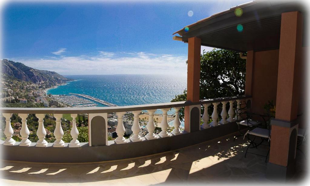 a balcony with a view of the ocean at Les Citronniers d'Azur in Menton