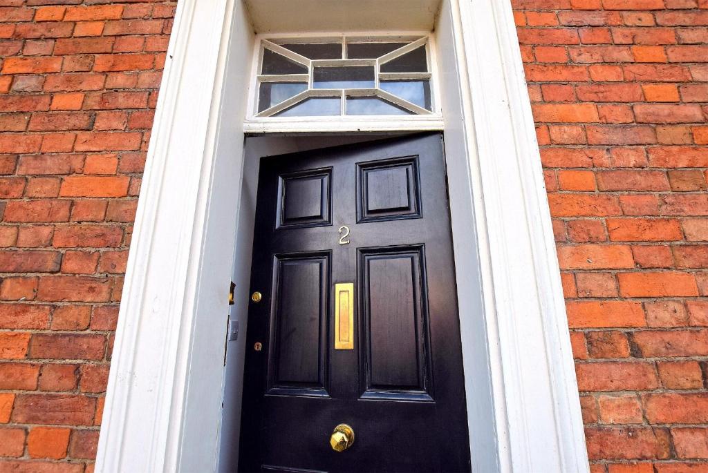 een zwarte deur in een bakstenen gebouw bij Derby Town House 1 min to town in Derby