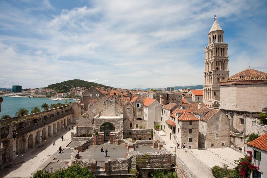 uma vista para uma cidade com uma torre de relógio em Sunny Split Studios em Split