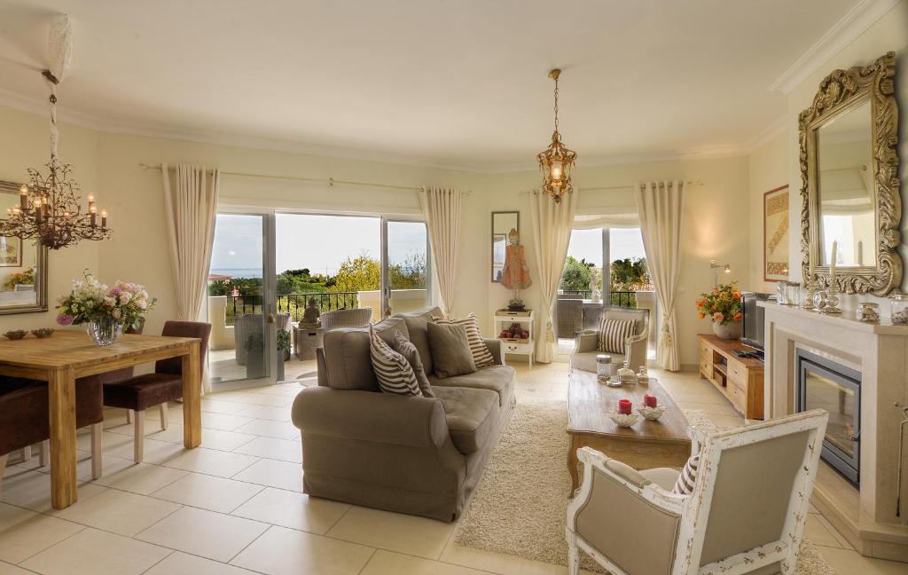 een woonkamer met een bank en een tafel bij Casa Marinha Beach in Lagoa