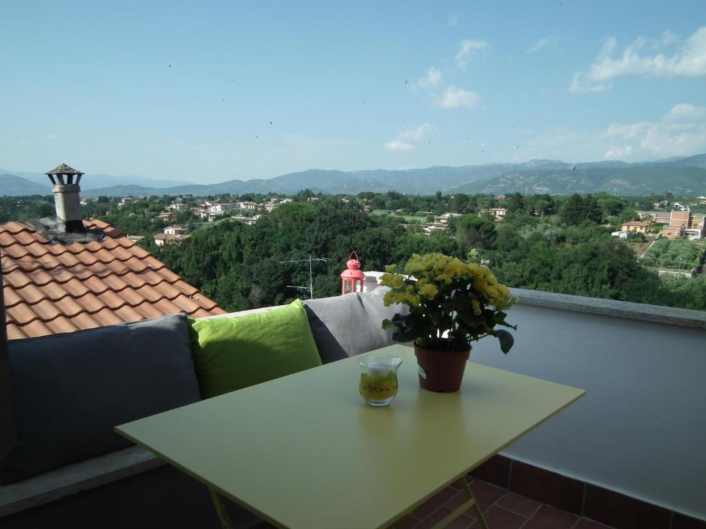 een tafel met een plant op een balkon met uitzicht bij L'Attichetto di Zagarolo in Zagarolo