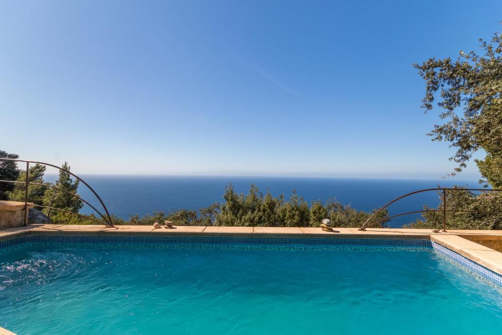 una piscina con el océano en el fondo en Valldemossa - 281388, en Valldemossa