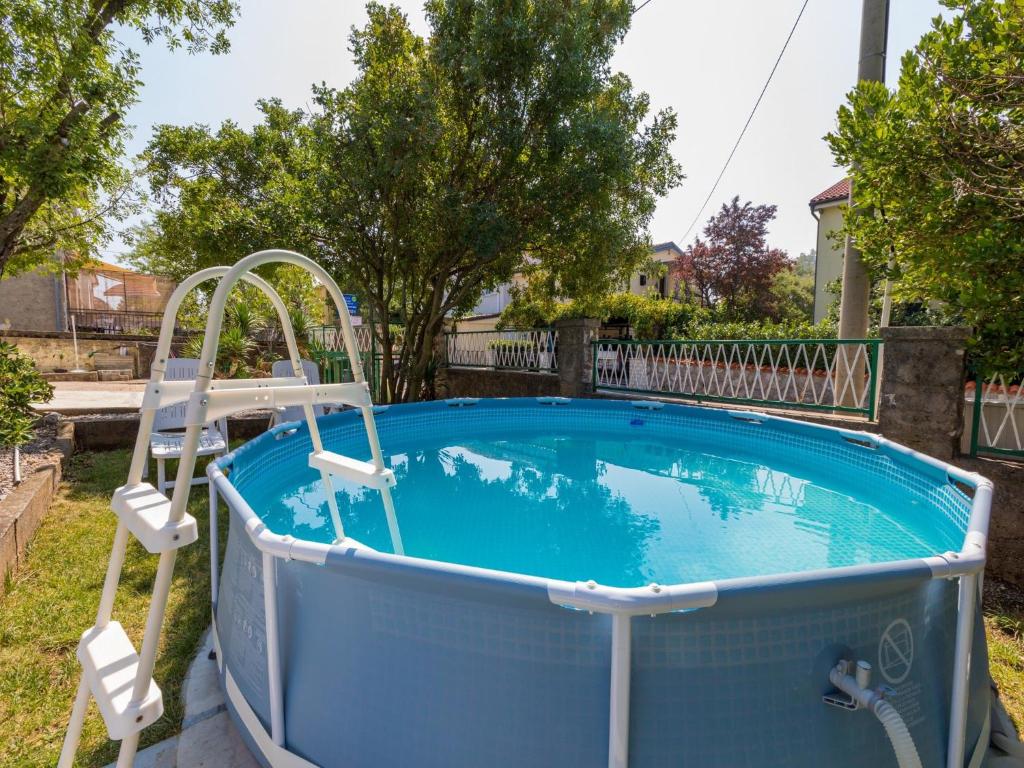 Bazén v ubytování Apartments Ksenija nebo v jeho okolí