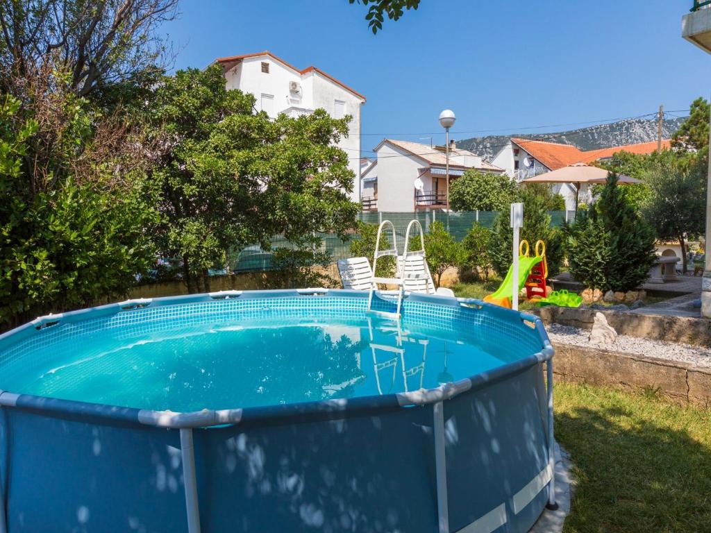 Bazén v ubytování Apartments Ksenija nebo v jeho okolí