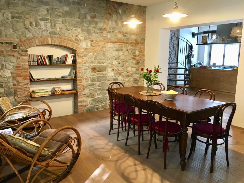 - une salle à manger avec une table et des chaises en bois dans l'établissement Il Rifugio del Monaco, à Cividale del Friuli