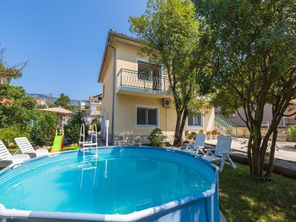 Bazén v ubytování Apartments Ksenija nebo v jeho okolí