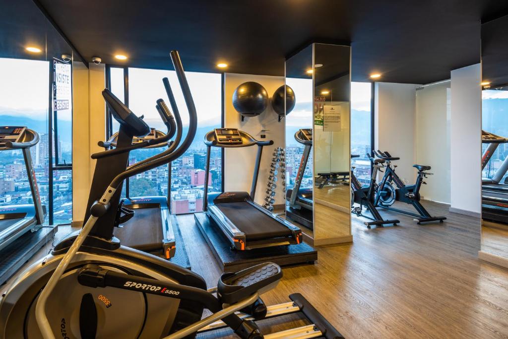Fitness centrum a/nebo fitness zařízení v ubytování Hotel Black Tower Premium