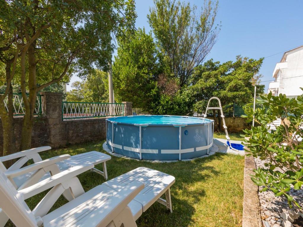 Bazén v ubytování Apartments Ksenija nebo v jeho okolí