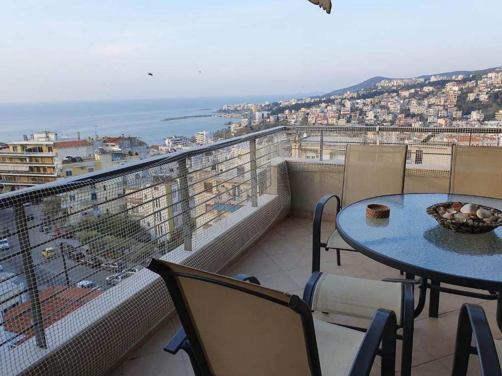 balcón con mesa, sillas y vistas al océano en Christos house-- Comfortable apartment with great view!, en Kavala