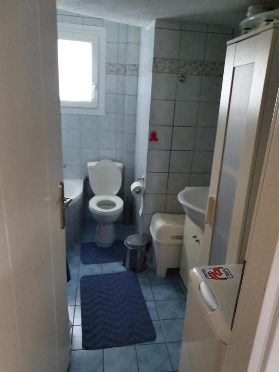 Kúpeľňa v ubytovaní Christos house-- Comfortable apartment with great view and private parking !