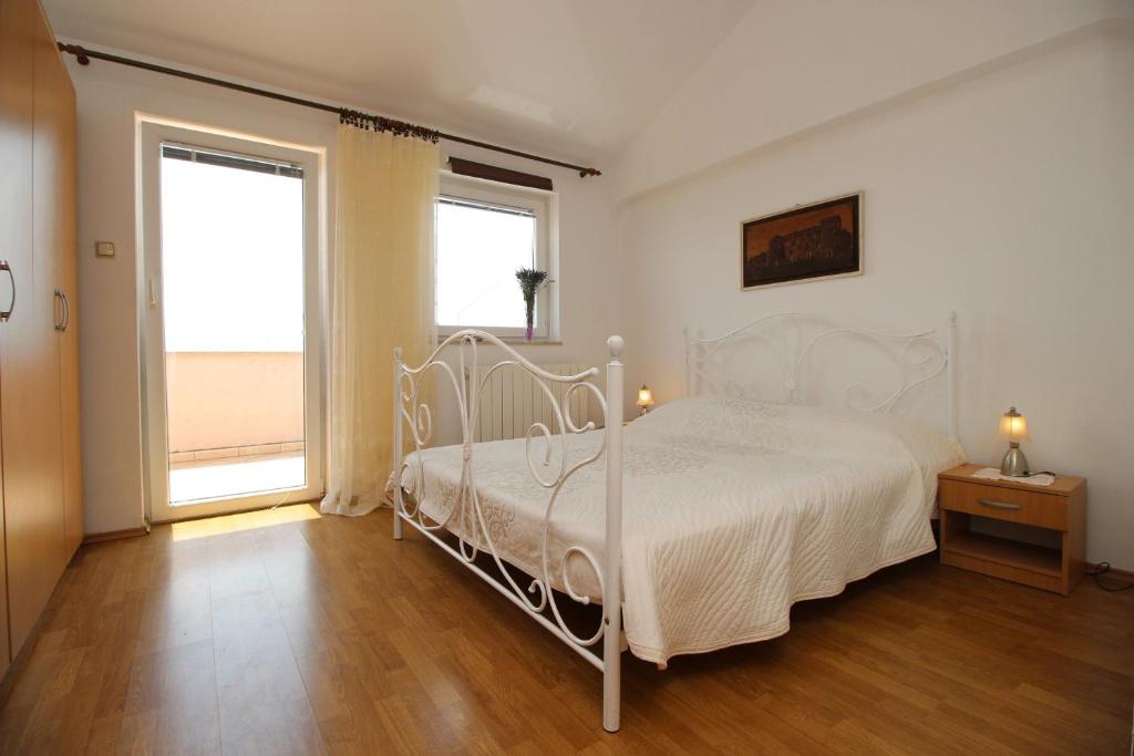 Posteľ alebo postele v izbe v ubytovaní Apartments IVONA 6