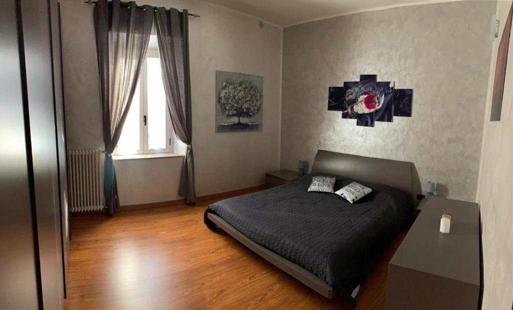 Łóżko lub łóżka w pokoju w obiekcie Appartamento La Regina Del Garda