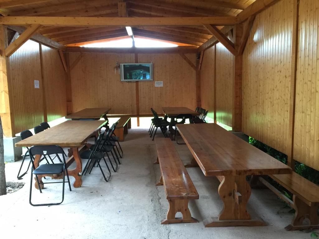 Un restaurante o sitio para comer en Bungalows & Albergue La Playa