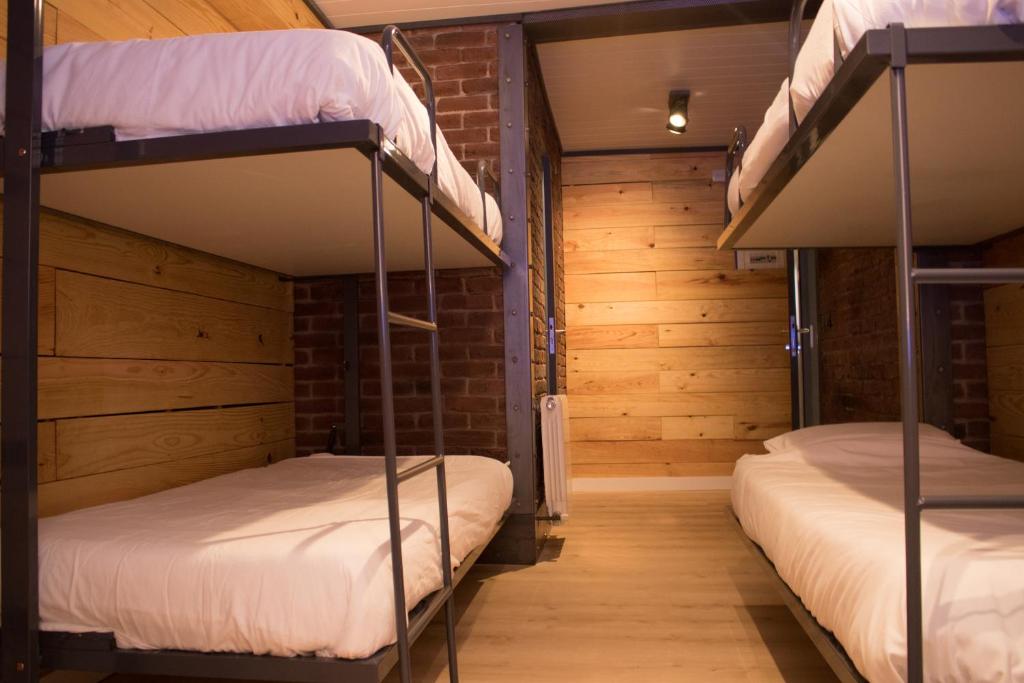 Posteľ alebo postele v izbe v ubytovaní Hostal Erasmus by gaiarooms
