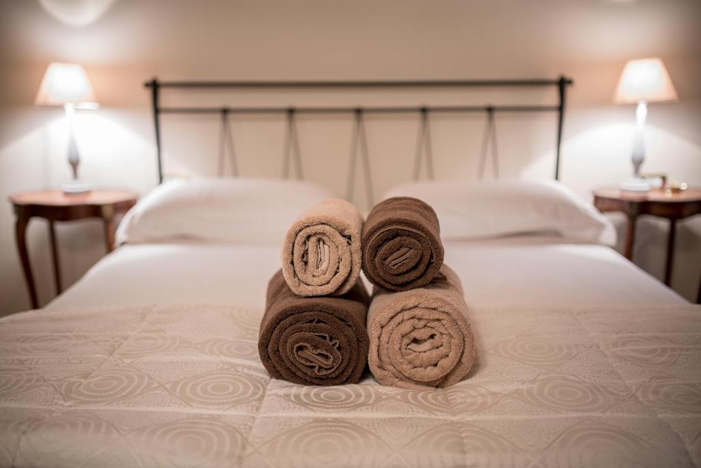 a pile of towels sitting on top of a bed at Il Chiassetto Bolgheri in Bolgheri