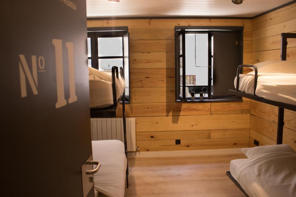 Posteľ alebo postele v izbe v ubytovaní Hostal Erasmus by gaiarooms