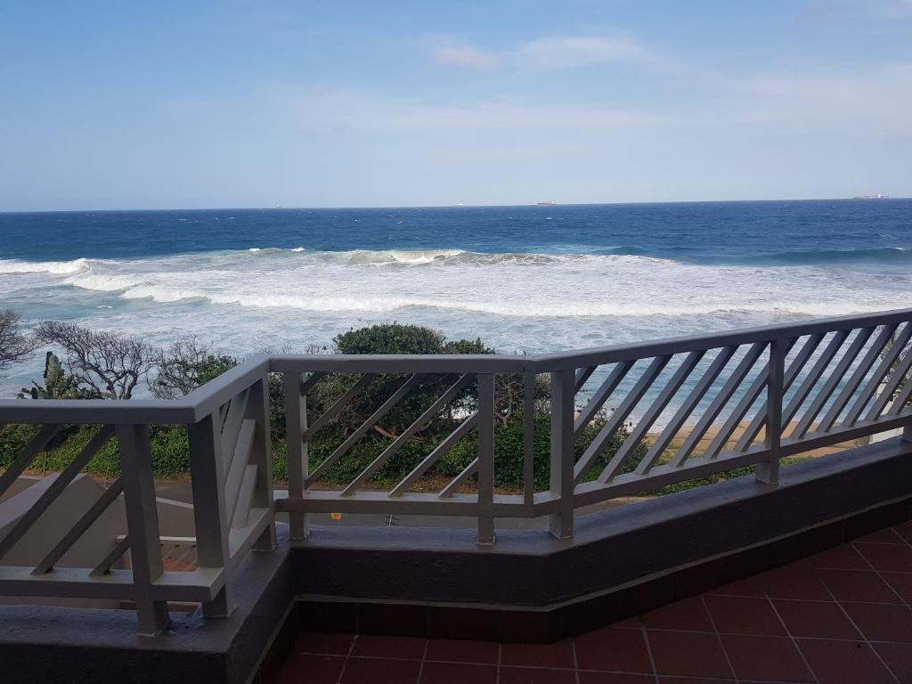 ein Blick auf das Meer vom Balkon in der Unterkunft 17 Isikhulu in Umdloti