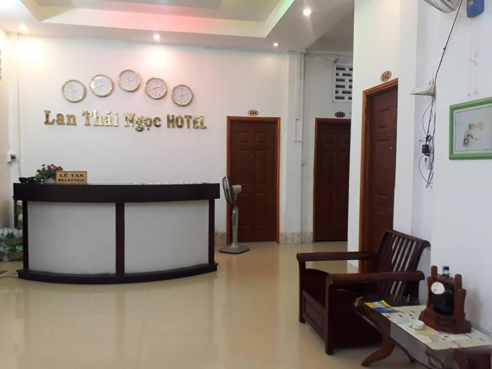 un soggiorno con divano e tavolo in una camera di Lan Thai Ngoc Hotel a Cao Lãnh