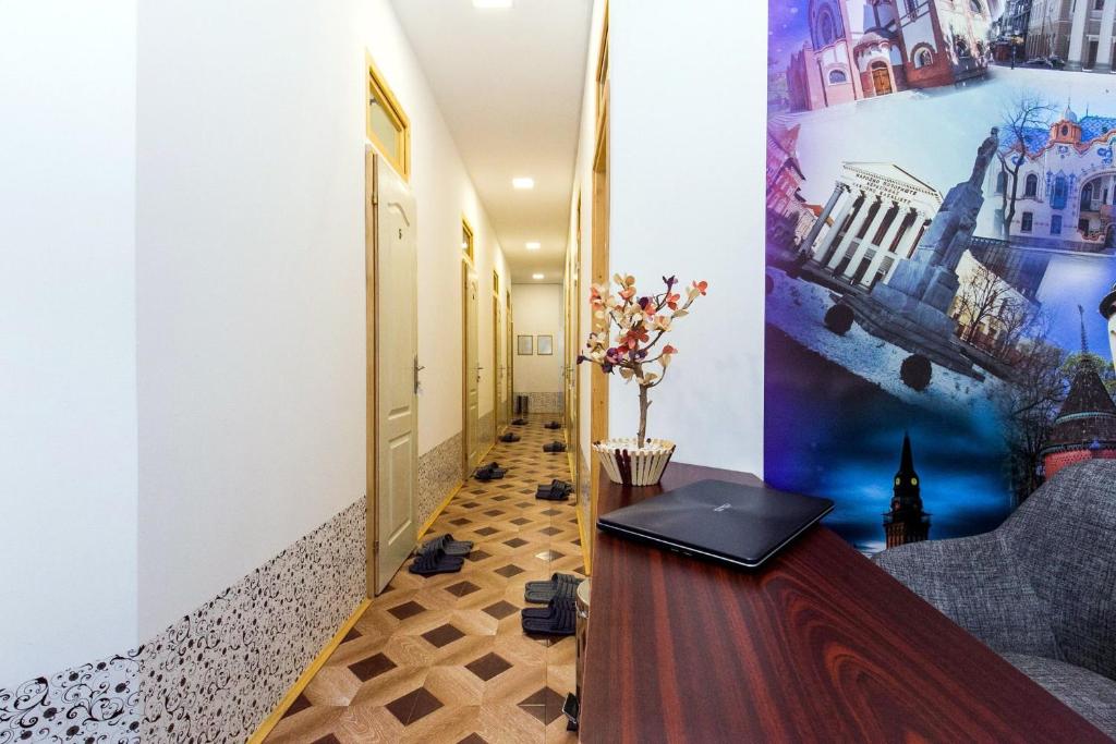 un couloir avec une table et un tableau sur le mur dans l'établissement Hostel Put Svile, à Subotica