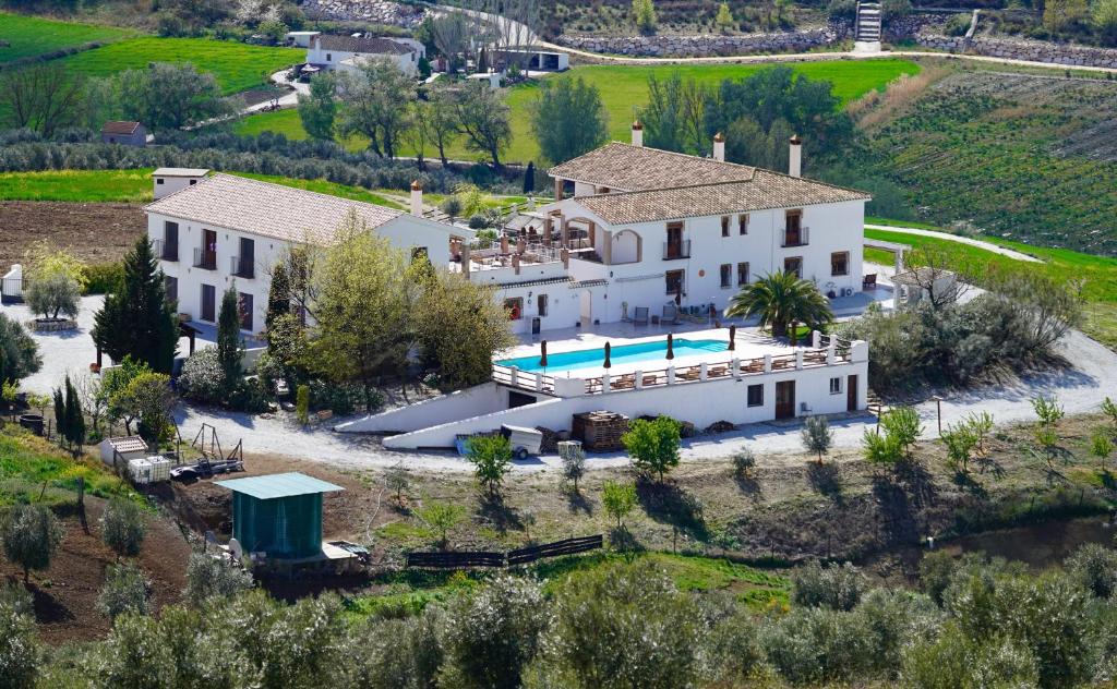 eine Luftansicht eines Hauses mit Pool in der Unterkunft El Amparo in Alhama de Granada